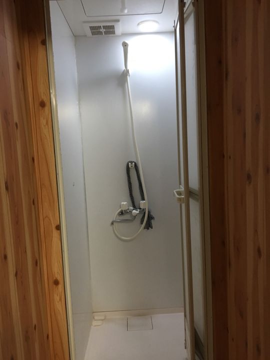 シャワー - ★〜若者が集う北千住、駅から徒歩5分、レトロ風味なシェアハウスです〜} - ルームシェアルームメイト