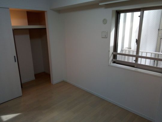 個室 - 新宿駅から6分、新築2LDK} - ルームシェアルームメイト