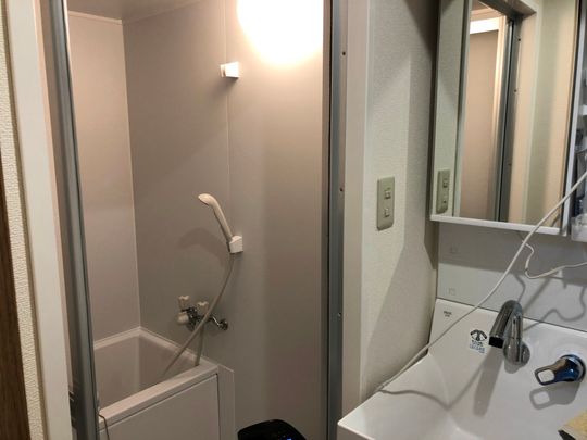 風呂 - 下宿人募（男性35歳～45歳程度で禁煙者、掃除洗濯片付け好きな方、収入が安定してる方）} - ルームシェアルームメイト