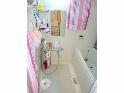 風呂 - ★シェアメイト募集　リフォーム済みの綺麗なお部屋です♪　鍵付き個室です♪} - ルームシェアルームメイト