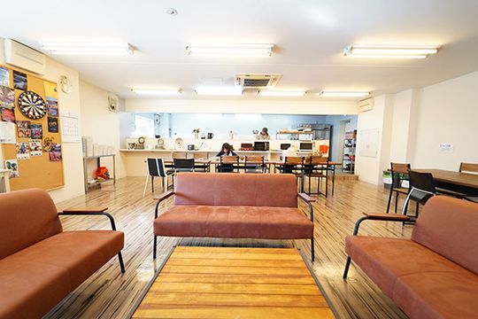 リビング - ★梅田・三宮へのアクセス良好なJ&Fハウス関西２ 初回賃料無料&賃料割引キャンペーン実施中★} - ルームシェアルームメイト