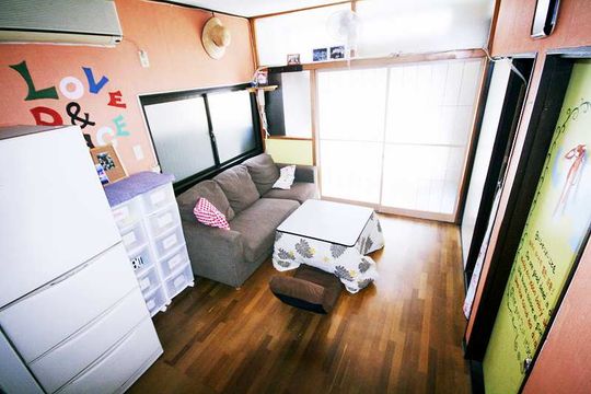 リビング - 韓国人・日本人・フランス人・スウェーデン人と一緒にシェアどうですか。毎月国際パーティーがあるボーダレス東京大山ハウス！} - ルームシェアルームメイト