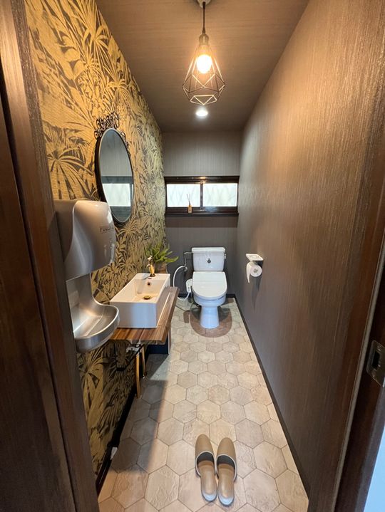 トイレ - 神大生(徒歩5分)・松陰女子学院大生(徒歩8分)歓迎！女性専用シェアハウス} - ルームシェアルームメイト