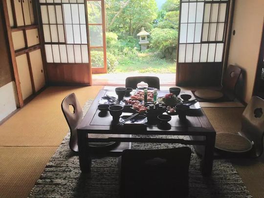 リビング - 海の近くの古民家です。海まで徒歩５分。} - ルームシェアルームメイト