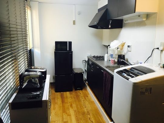 キッチン - ★好立地　日比谷線、銀座線、半蔵門線　三越前駅徒歩８分　小規模で暮らし安いシェアハウスです。} - ルームシェアルームメイト