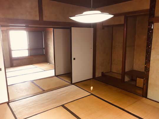 個室 - 池袋国際シェアハウス、全部込みで55,000円、初期費用ゼロ！} - ルームシェアルームメイト