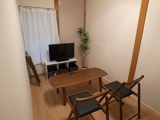 リビング - 東京駅から2駅の尾久駅徒歩圏　個室3万円台からの女性専用シェアハウス} - ルームシェアルームメイト
