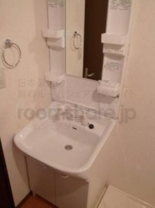 洗面台 - 即入居可能！更新費用なし！完全個室！39000円！新宿10分！} - ルームシェアルームメイト