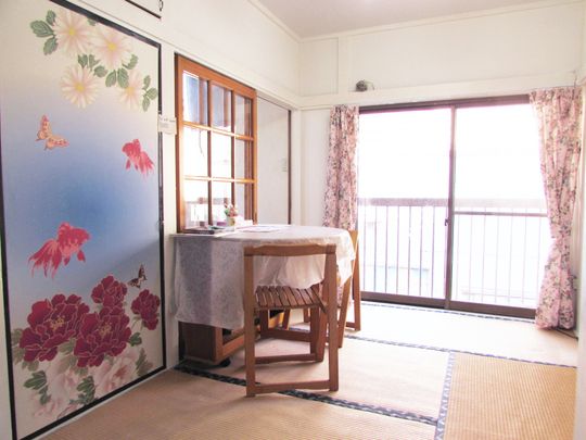 リビング - 5月6日～5月31日まで部屋を貸したいです＾＾生活用品全て揃ってます♪} - ルームシェアルームメイト