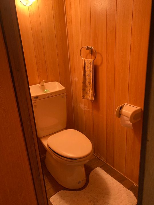 トイレ - 平屋で庭付きペット可物件} - ルームシェアルームメイト