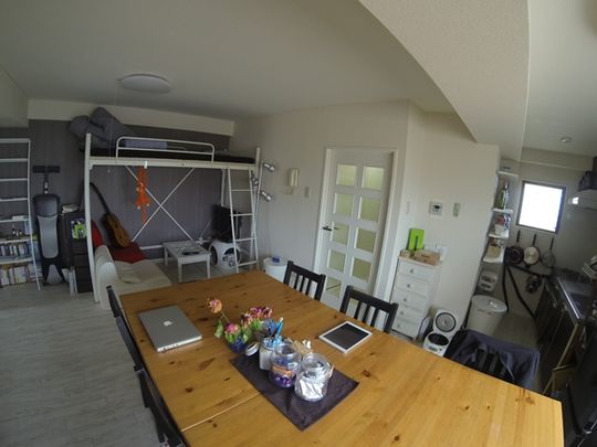 キッチン - いまなら5月の家賃無料☆高円寺駅徒歩7分、家賃4万円、契約不要、即入居可！！　☆駅近、綺麗なリノベ物件でルームシェア☆} - ルームシェアルームメイト