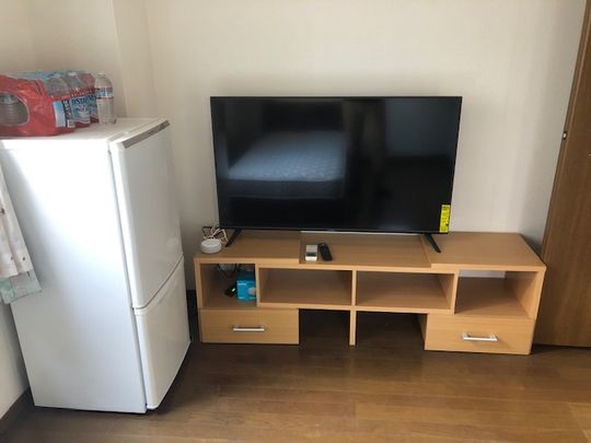 個室 - 2022年10月中旬～2駅に徒歩5～6分!家具付、冷蔵庫、50インチテレビ、wi-fi光熱費全部込} - ルームシェアルームメイト