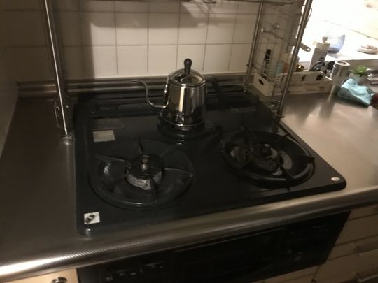 キッチン - 広々、ハーフバルコニー付1LDKです。} - ルームシェアルームメイト