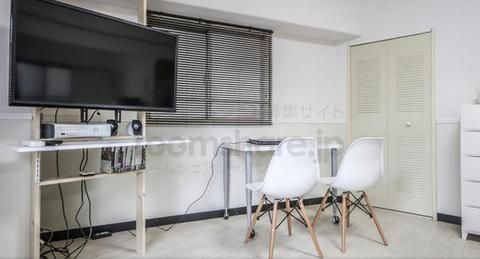 個室 - 池袋駅東口から徒歩3分の物件を期間限定で日割貸しします。　一泊6000円～　ｗｉｆｉ環境ＰＣアリ} - ルームシェアルームメイト