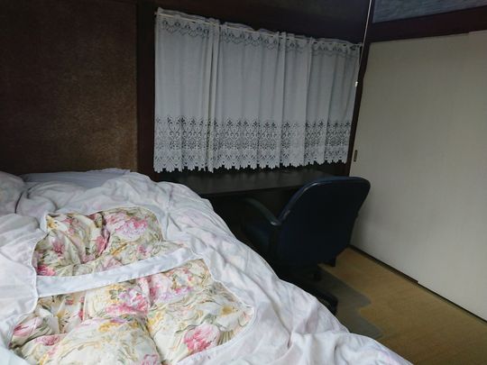 個室 - 【１階母屋の2，25畳鍵付き無料ＷＩＦＩ付き個室１１５０円】北に、１８０センチの窓があり網戸がついています。収納スペースがあります。扇風機付き、ファンヒーターつき  【２畳の鍵付き新築プレハブ個室が、一泊から１１５０円で、今日から、宿泊できます。】【新築２畳鍵付き個室が、1泊から、日払いで1150円、2,7畳の鍵付き個室が、一泊から日払いで、１2８０円で（電気、水道、ガス代込み）、今日から、宿泊できます。】 長期宿泊は、優遇家賃で、一括割引があります。いずれのお部屋も、入居時も退去時も、} - ルームシェアルームメイト