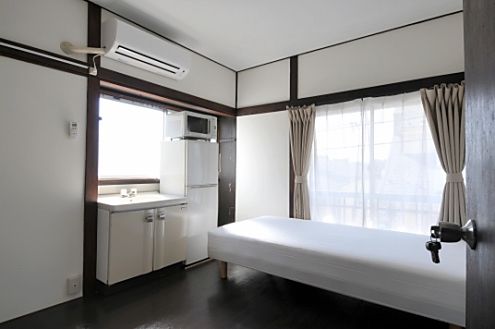 個室 - 即入居可能！物件はフルリノベーション済みでとても綺麗なお部屋。 そして各お部屋、全てに流し台完備。家電家具充実。 パーソナル重視型の女性専用ルームシェアをご紹介致します} - ルームシェアルームメイト