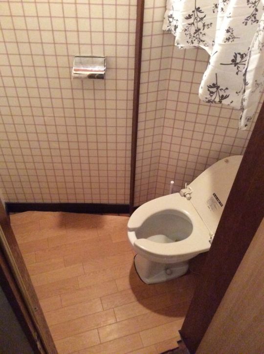 トイレ - 五反野駅から徒歩３分！夏も涼しく過ごしやすい戸建} - ルームシェアルームメイト