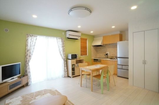 リビング - 人気の田園都市線「桜新町」駅徒歩1分の女性専用シェアハウスです！！} - ルームシェアルームメイト