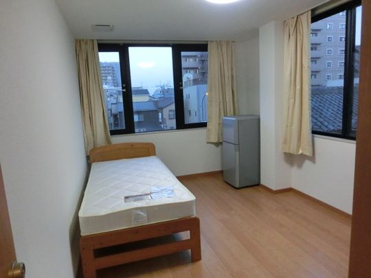 個室 - 都営三田線本蓮沼駅　徒歩5分　女性専用、少人数シェア} - ルームシェアルームメイト