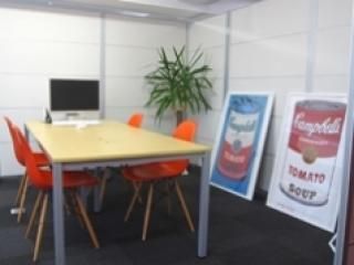 会議室 - 港区のデザインオフィスを間貸しします。} - ルームシェアルームメイト