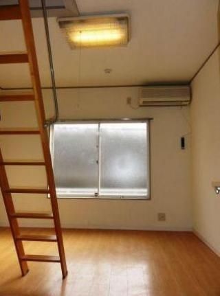 リビング - 恵比寿の１部屋お貸しします。静かな住宅街です。} - ルームシェアルームメイト