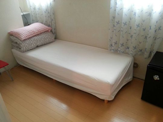 個室 - 新宿まで 10 分、笹塚駅 2 分、少人数 4LDK 個室} - ルームシェアルームメイト