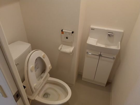 トイレ - 新宿駅から6分、新築2LDK} - ルームシェアルームメイト