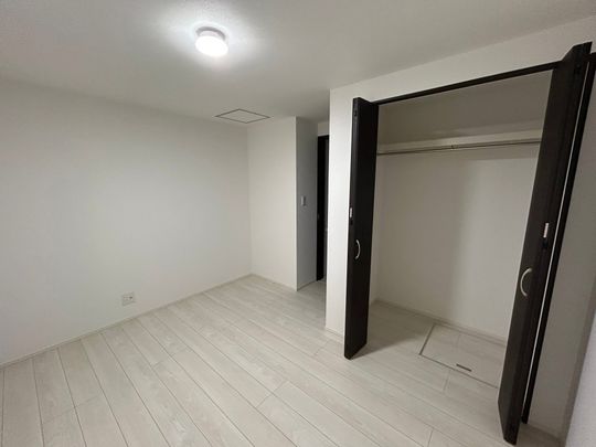 個室 - 【神戸市中央区】阪神春日野道駅から徒歩3分！新築一戸建て！家賃全て込みで45000円！} - ルームシェアルームメイト